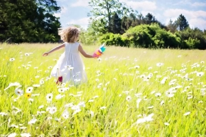 little-girl-running-795505_1280